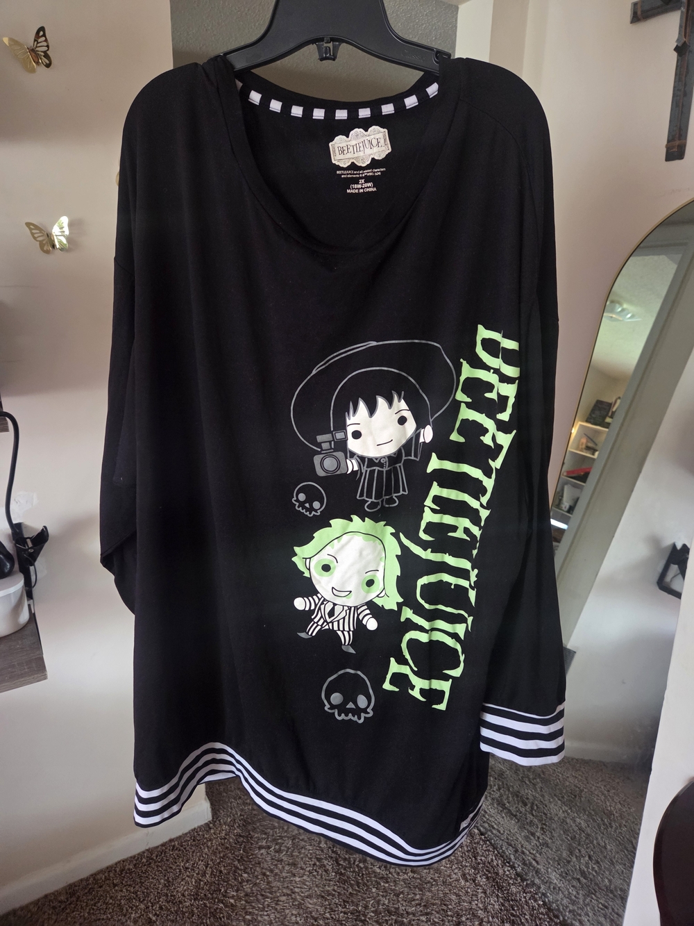 Beetlejuice Women's Plus 2X (18W-20W) Black Graphic V-Neck Sleepshirt